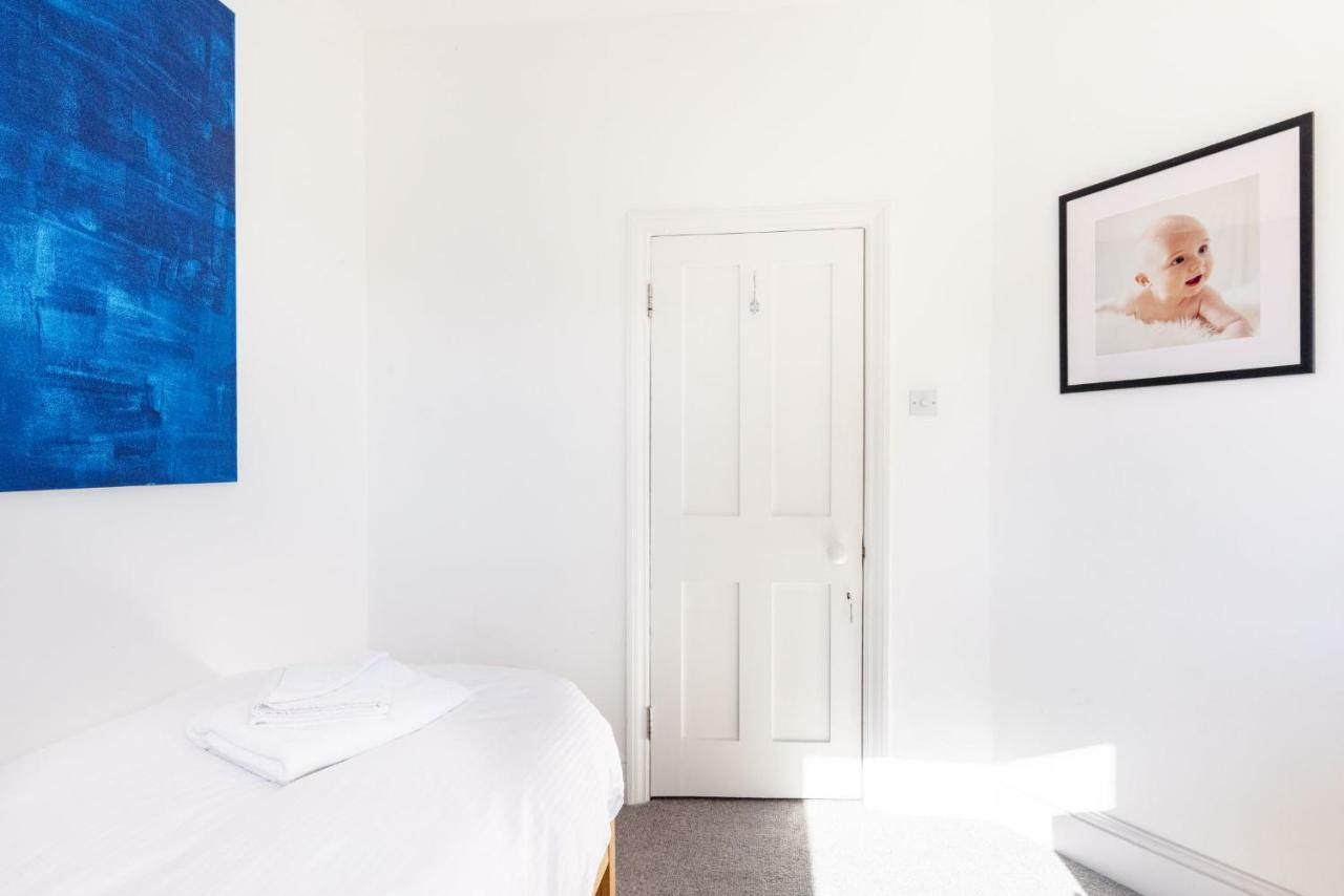 Hébergement de vacances Gorgeous, 4 Bed Victorian House In Dollis Hill Londres